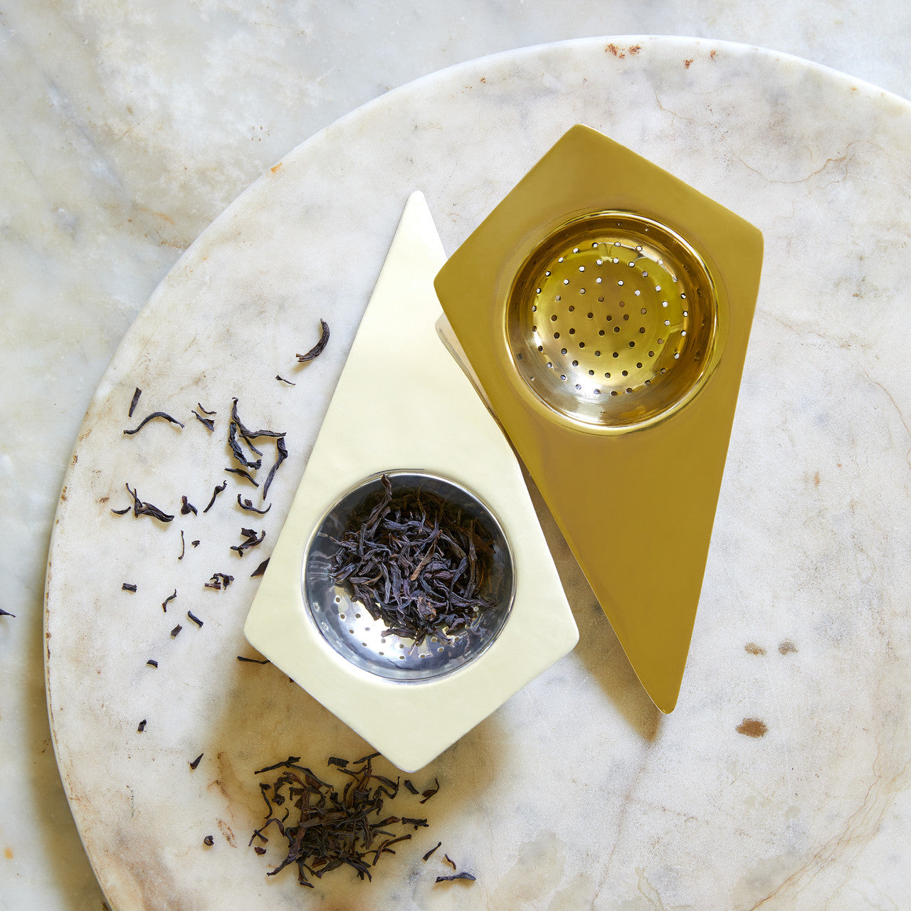 BRASS BELGRANO TEA STRAINER